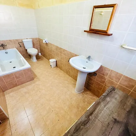 Villa Ta' Guza Farmhouse *